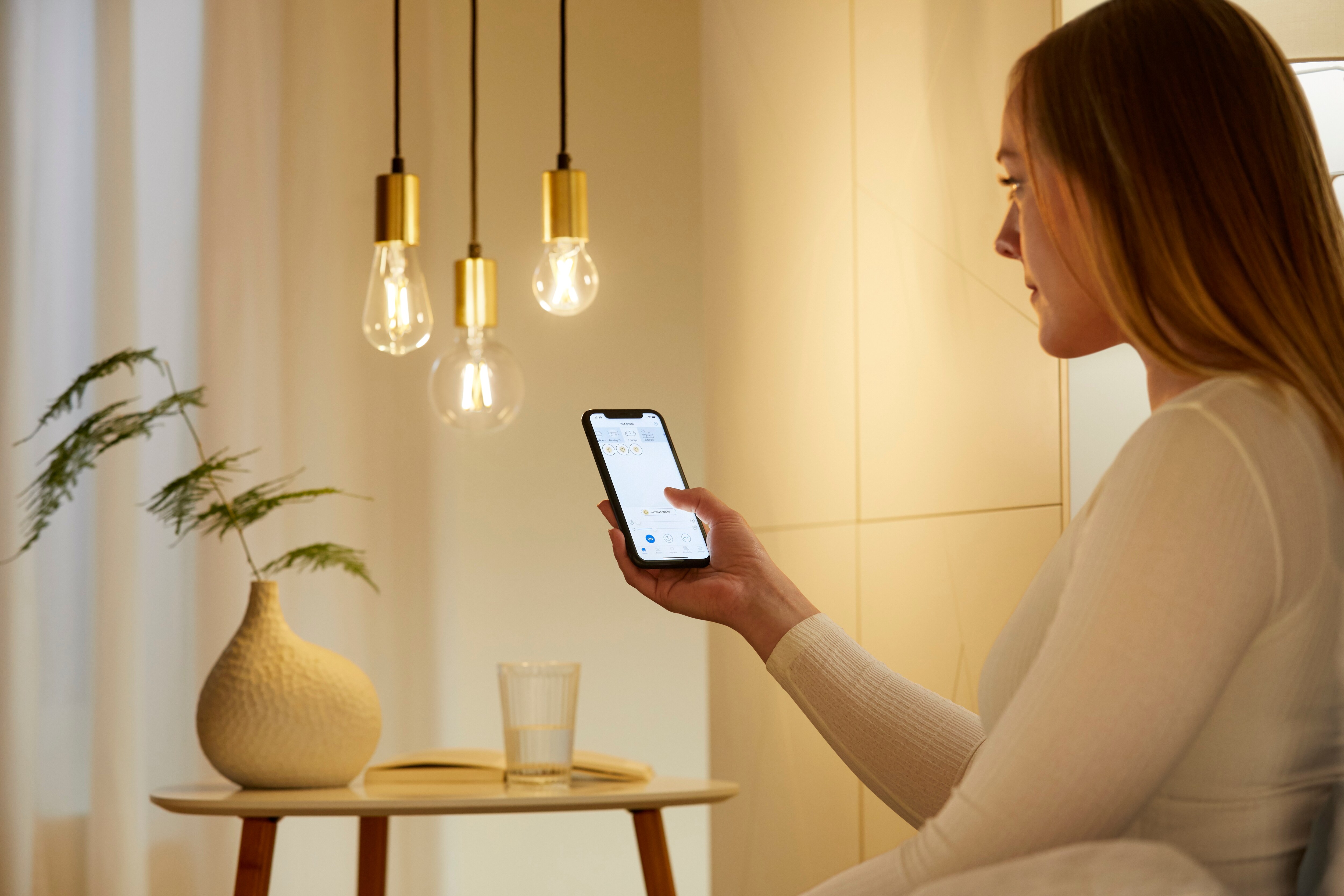 WiZ smarte Filament Lampe mit warmweißem bis kaltweißem Licht A60 E27 Wi-Fi