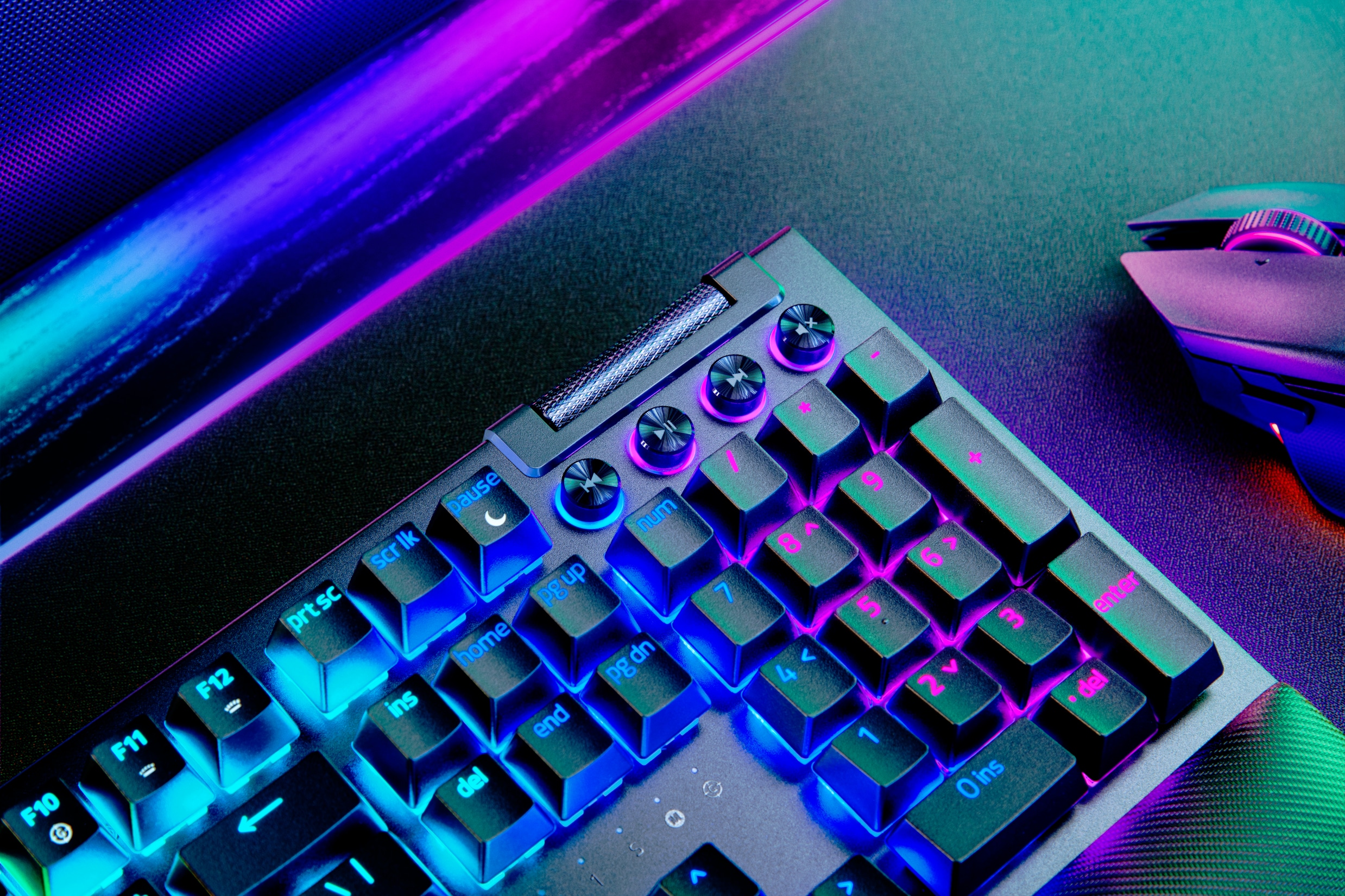 Razer BlackWidow V4 Pro - Mechanische Gaming Tastatur &amp; Razer Chroma™ RGB