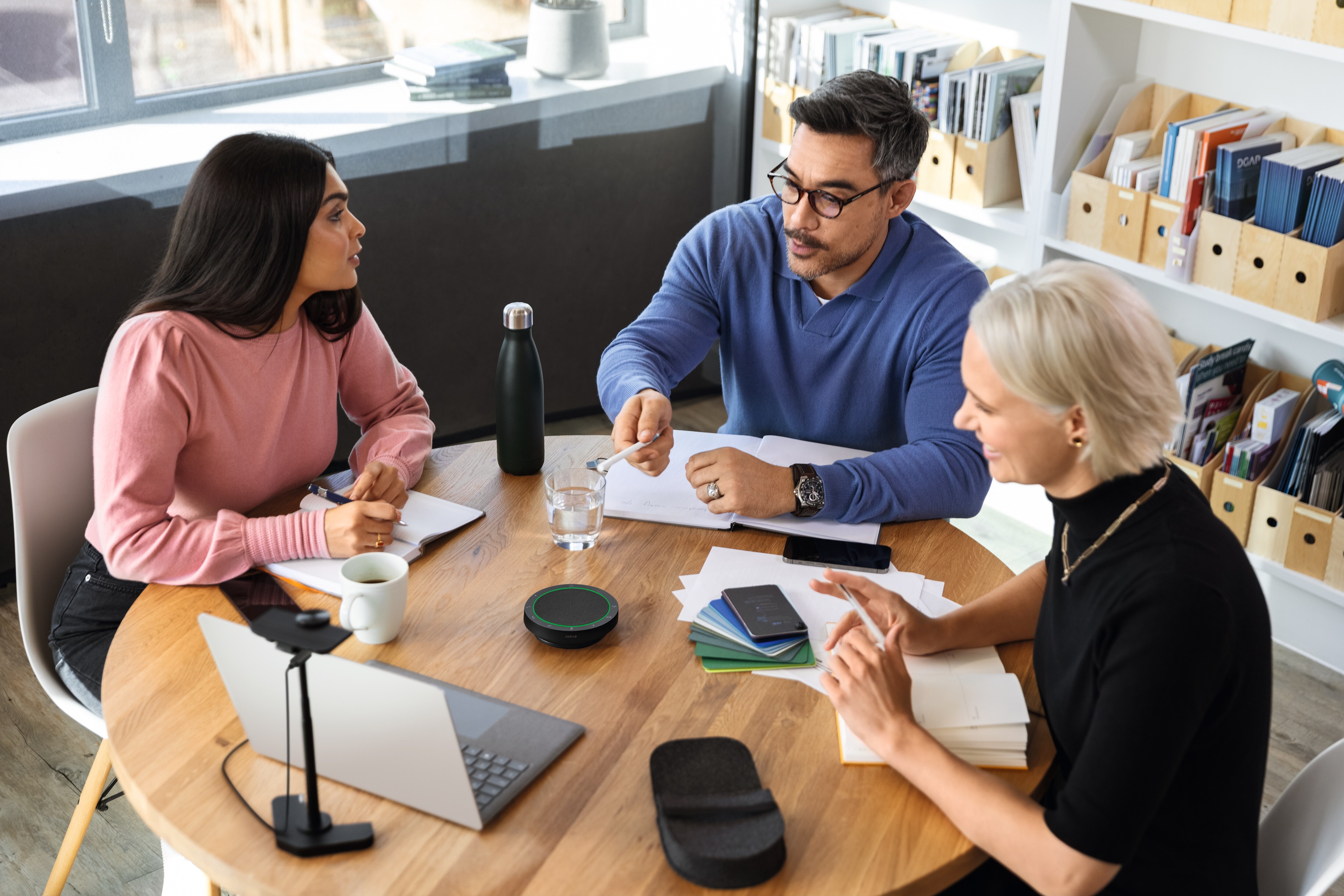 Jabra Speak2 55 UC Freisprechlösung für Telefonkonferenzen mit BT-Adapter