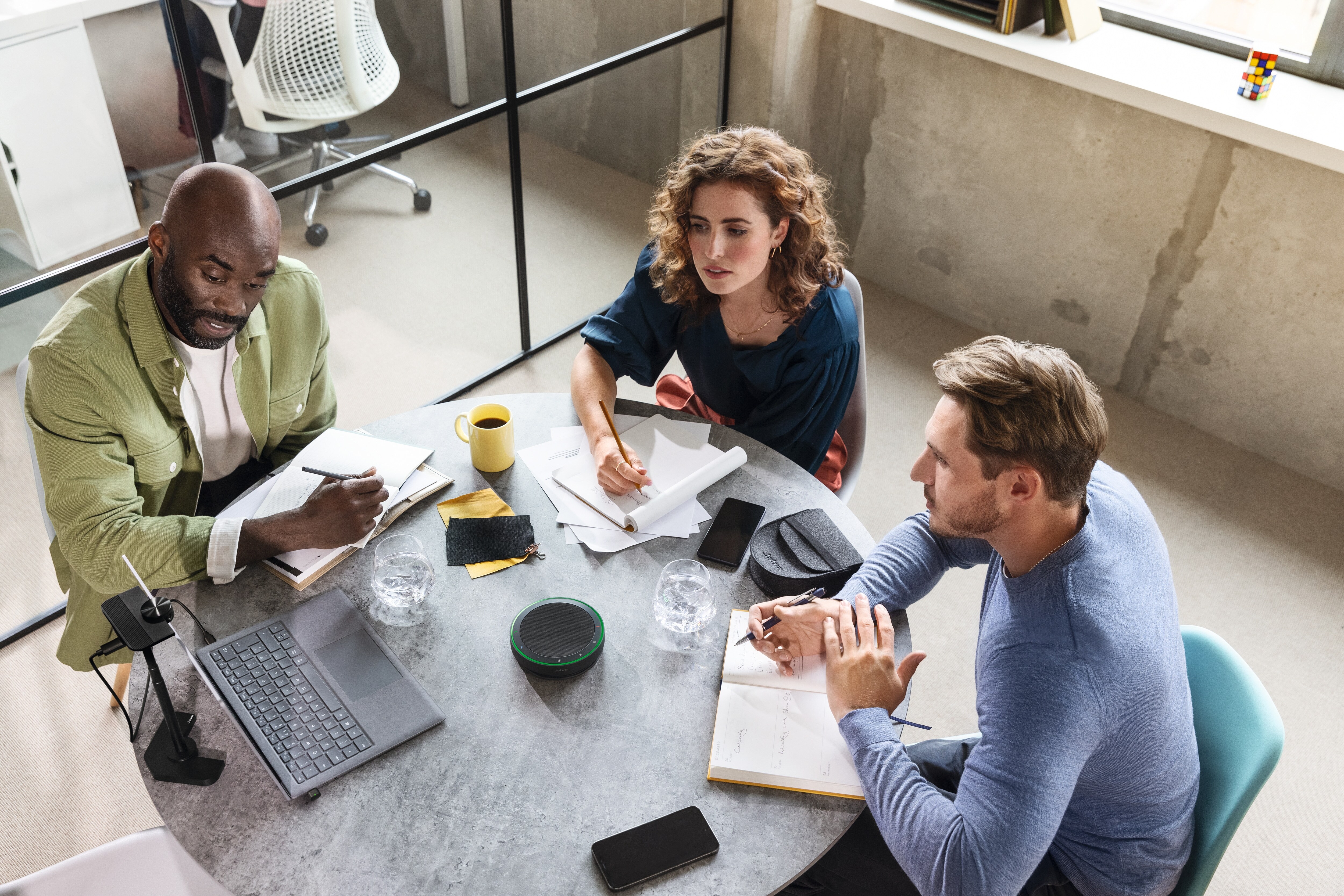 Jabra Speak2 75 UC Freisprechlösung für Telefonkonferenzen mit BT-Adapter