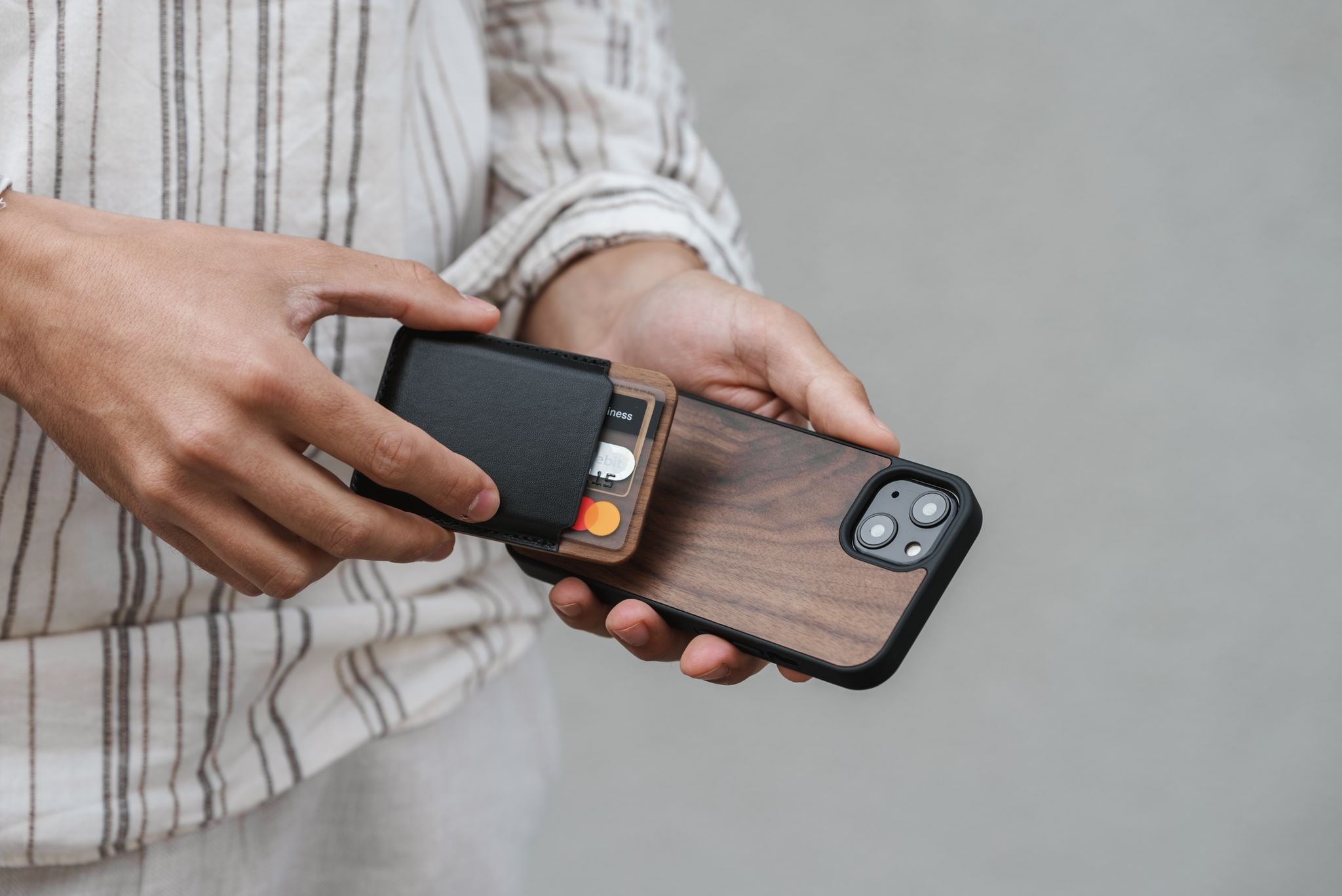 Woodcessories MagSafe Stone Bumper Case iPhone 14 Walnut