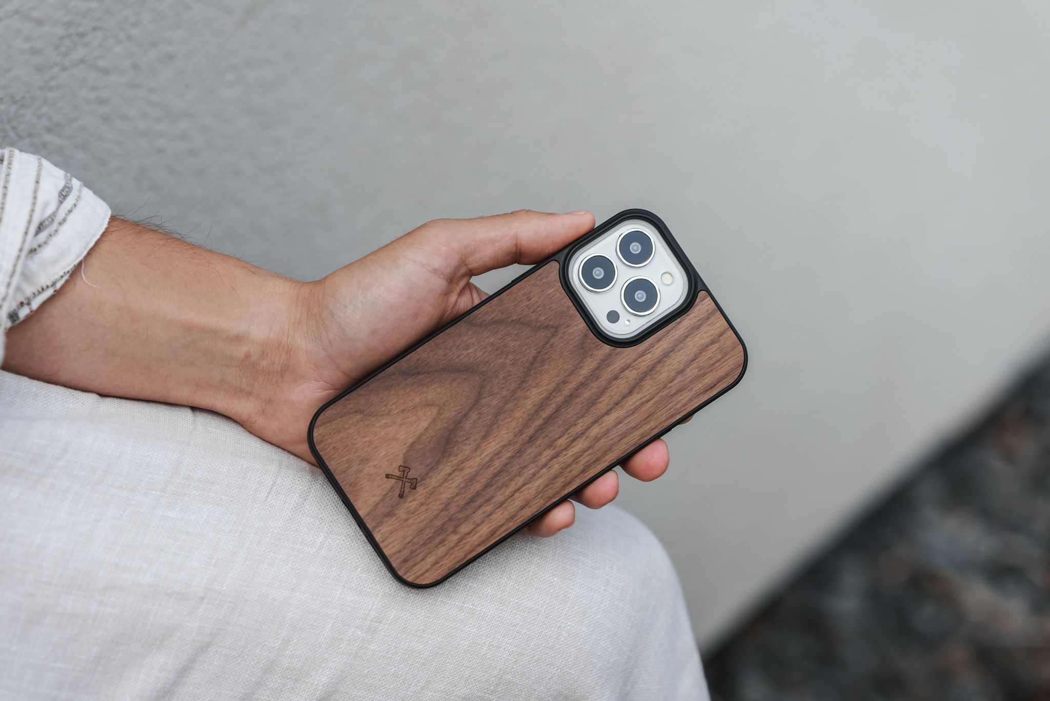 Woodcessories MagSafe Stone Bumper Case iPhone 14 Pro Walnut