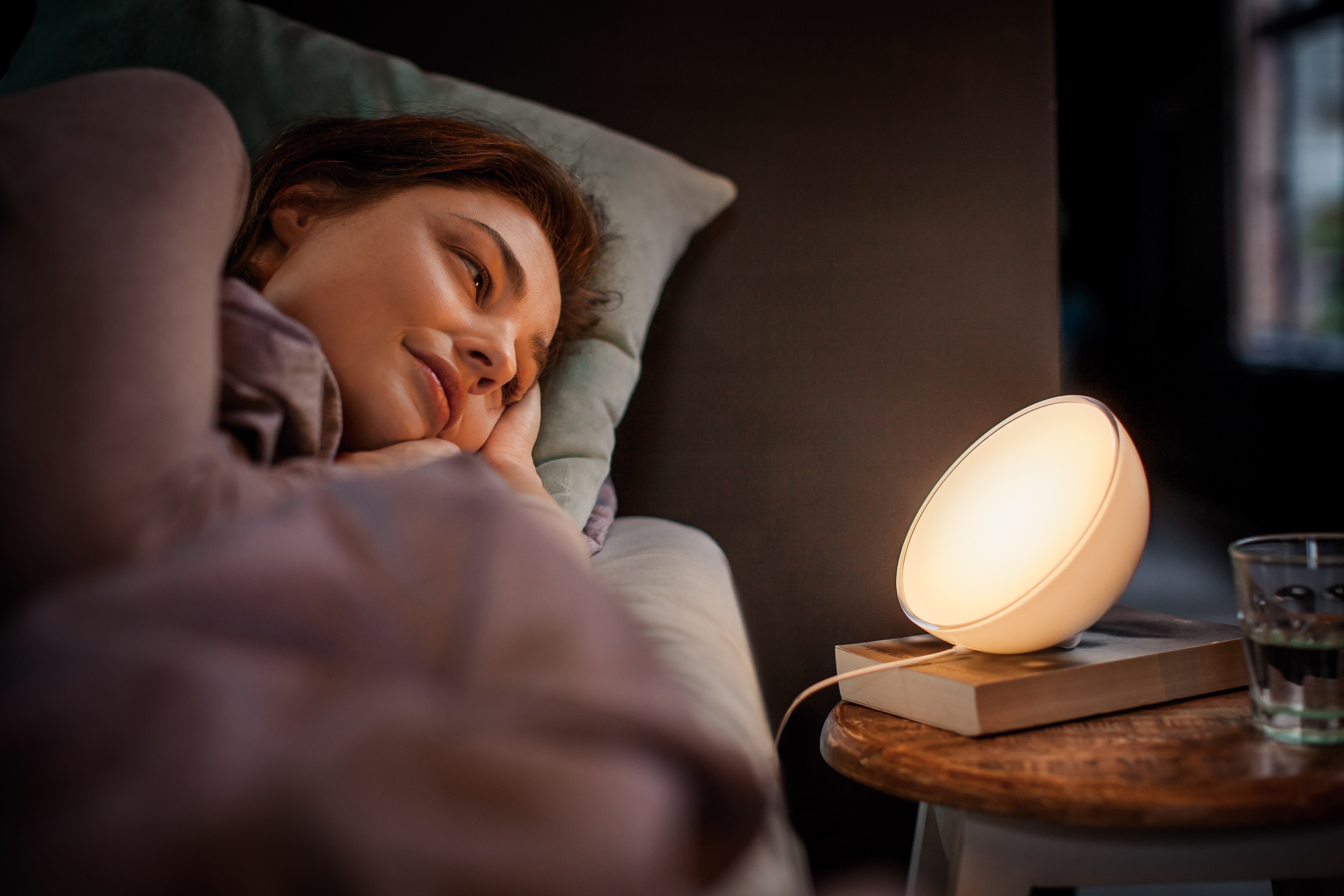 Philips Hue White &amp; Color Ambiance Go Tischleuchte weiß Bluetooth