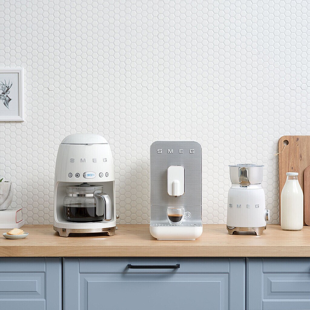 SMEG DCF02WHEU 50s Style Filterkaffeemaschine Weiß ++ Cyberport