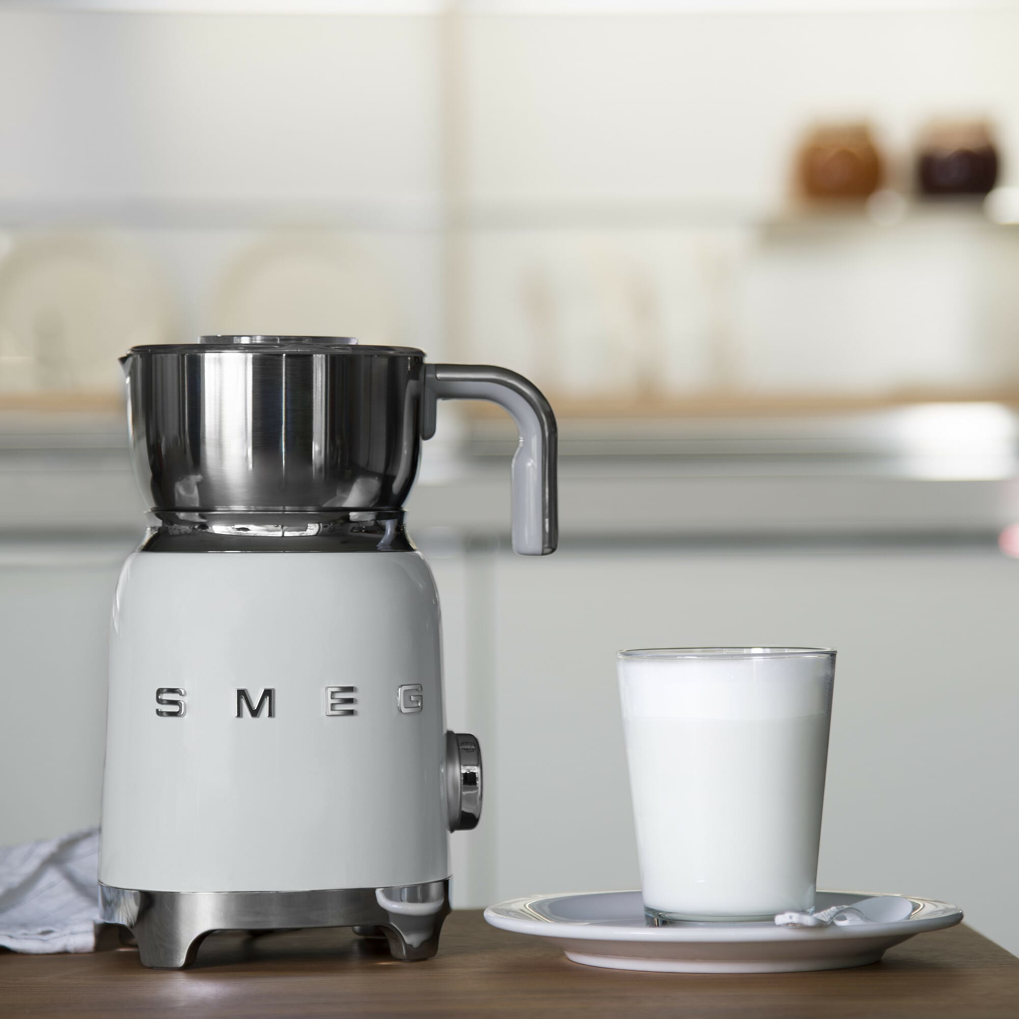 SMEG MFF11WHEU 50s Style Milchaufschäumer Weiß