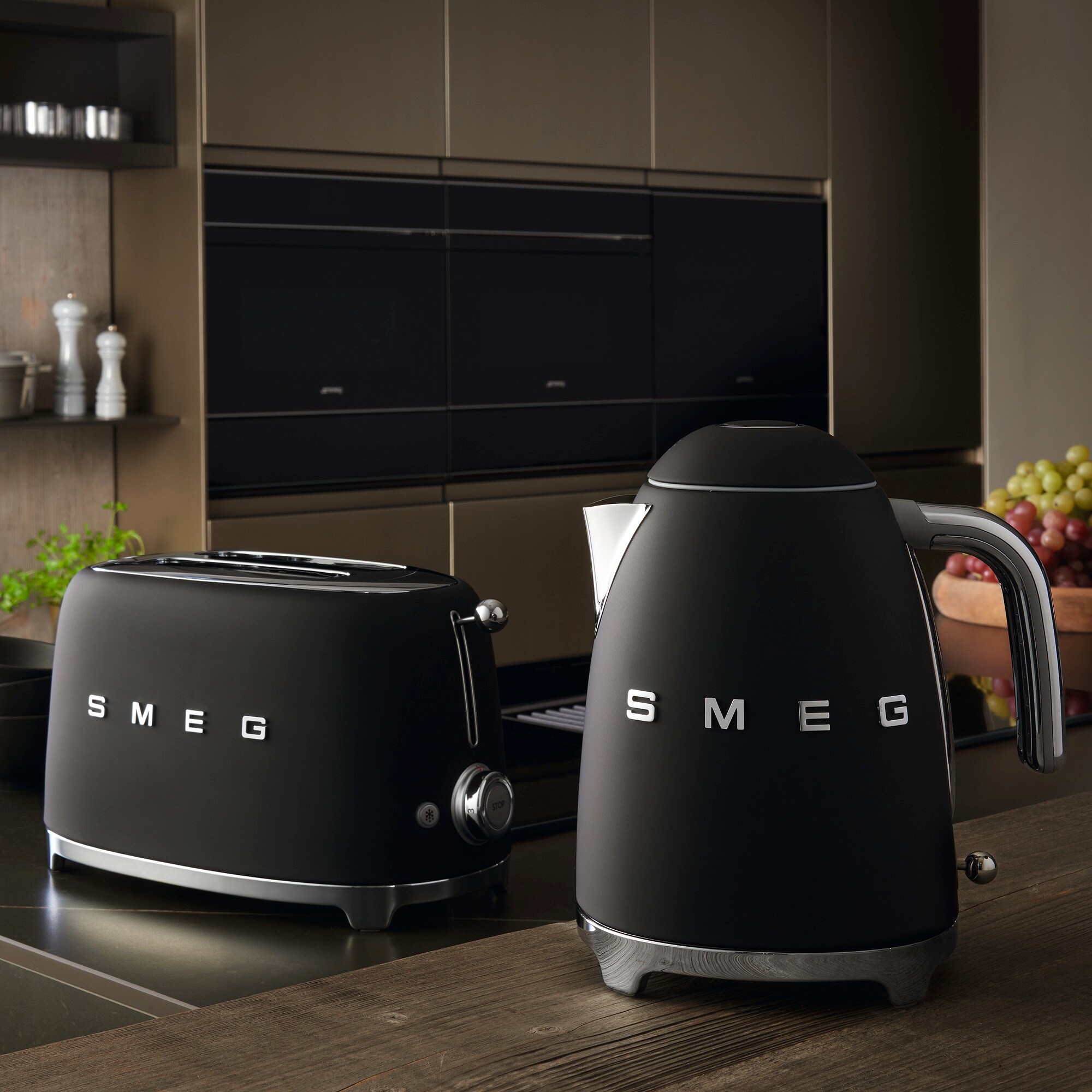 SMEG KLF03BLMEU 50s Style Wasserkocher Schwarz-Matt