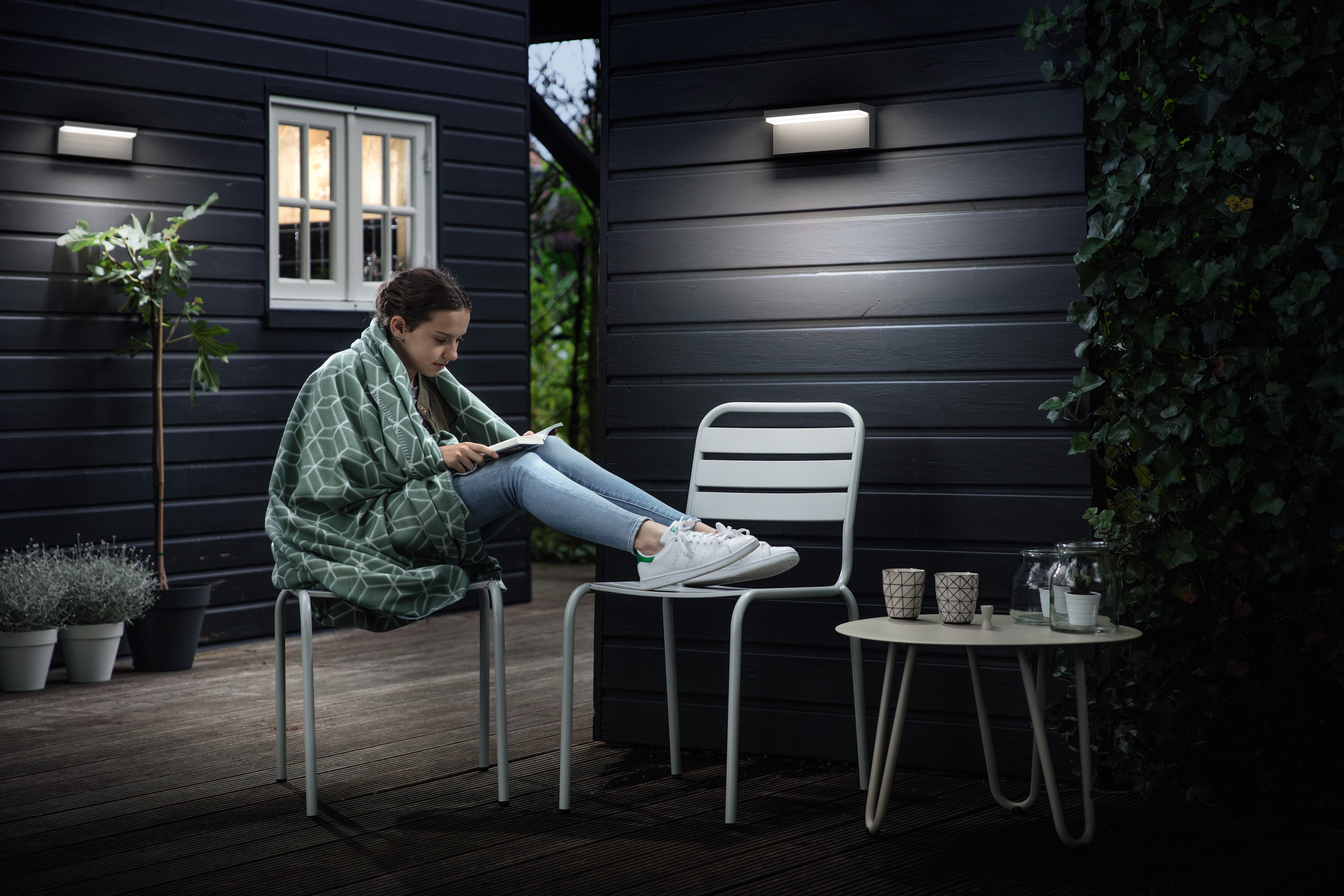 Philips Outdoor Ultra-Efficient Bustan Wandleuchte 3.8W, 2700 Kelvin, anthrazit