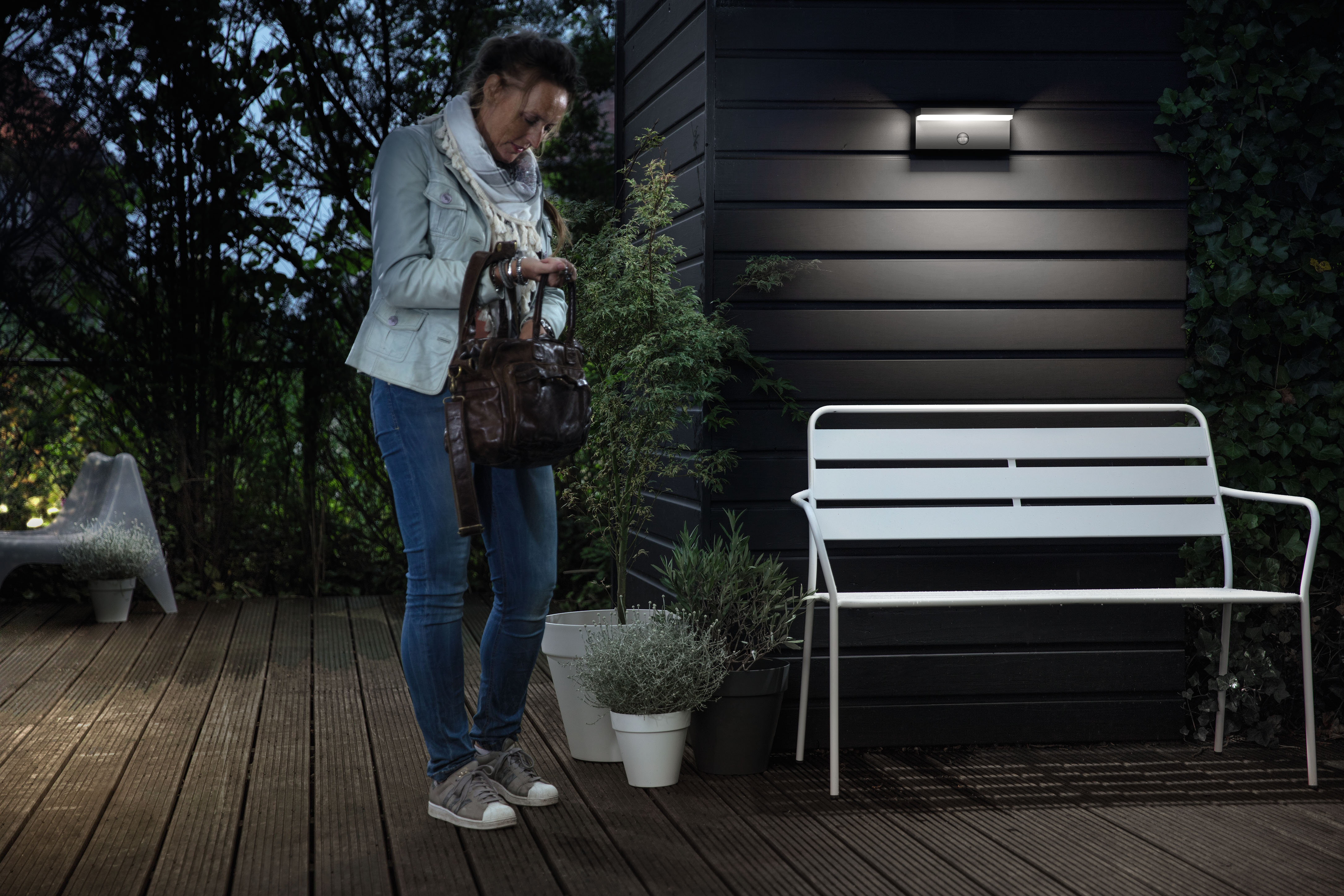 Philips Outdoor Ultra-Efficient Bustan Wandleuchte 3.8W, Bewegungssensor anthraz