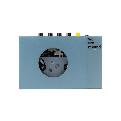 Der kompakte günstig Kaufen-WeAreRewind Tragbarer Kassettenspieler mit Bluetooth, Kurt. WeAreRewind Tragbarer Kassettenspieler mit Bluetooth, Kurt <![CDATA[• Kompatibel mit kompakten Audiokassetten, alle Typen I bis IV • 2-Spur-Stereo-Wiedergabe • Audio-Anschlüsse: AUX In (3.