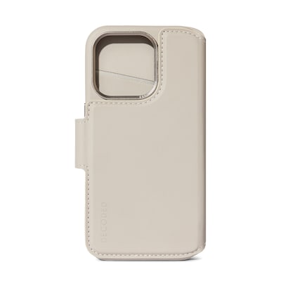 Tasche Schutz günstig Kaufen-Decoded Leather Detachable Wallet für iPhone 15 Pro Clay. Decoded Leather Detachable Wallet für iPhone 15 Pro Clay <![CDATA[• Kompatibel mit dem iPhone 15 Pro • 2-in-1-Echtlederhülle mit abnehmbarer Brieftasche für Rundumschutz • Kompati