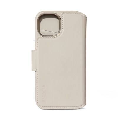 Eco Plus günstig Kaufen-Decoded Leather Detachable Wallet für iPhone 15 Plus Clay. Decoded Leather Detachable Wallet für iPhone 15 Plus Clay <![CDATA[• Kompatibel mit dem iPhone 15 Plus • 2-in-1-Echtlederhülle mit abnehmbarer Brieftasche für Rundumschutz • Komp