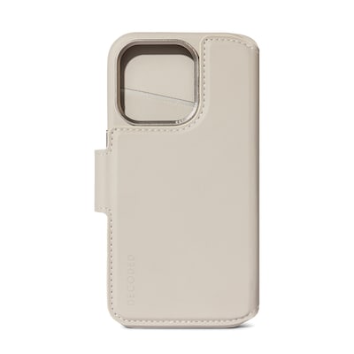 Tasche Leder günstig Kaufen-Decoded Leather Detachable Wallet für iPhone 15 Pro Max Clay. Decoded Leather Detachable Wallet für iPhone 15 Pro Max Clay <![CDATA[• Kompatibel mit dem iPhone 15 Pro Max • 2-in-1-Echtlederhülle mit abnehmbarer Brieftasche für Rundumschutz