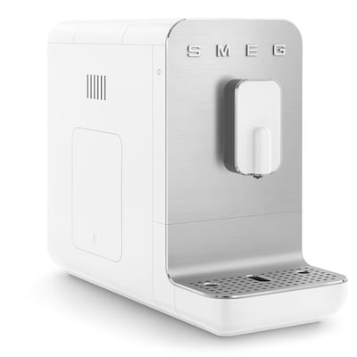 SE 5 günstig Kaufen-Smeg BCC01WHMEU 50s Style Kaffeevollautomat, weiß-matt. Smeg BCC01WHMEU 50s Style Kaffeevollautomat, weiß-matt <![CDATA[• Programmierung aller Kaffeespezialitäten • Abnehmbarer Wassertank mit 1,2 Liter Fassungsvermögen • 19bar Pumpendruc