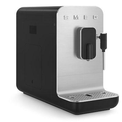 SE 5 günstig Kaufen-Smeg BCC02BLMEU 50s Style Kaffeevollautomat, schwarz-matt. Smeg BCC02BLMEU 50s Style Kaffeevollautomat, schwarz-matt <![CDATA[• Programmierung aller Kaffeespezialitäten • Abnehmbarer Wassertank mit 1,4 Liter Fassungsvermögen • Dampfdüse für Zube